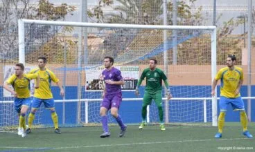 defensas dianenses en un saque de esquina