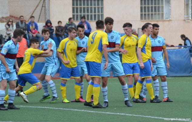 delanteros del juvenil dianense buscando remate