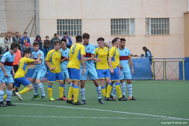 Delanteros dianenses buscando remate