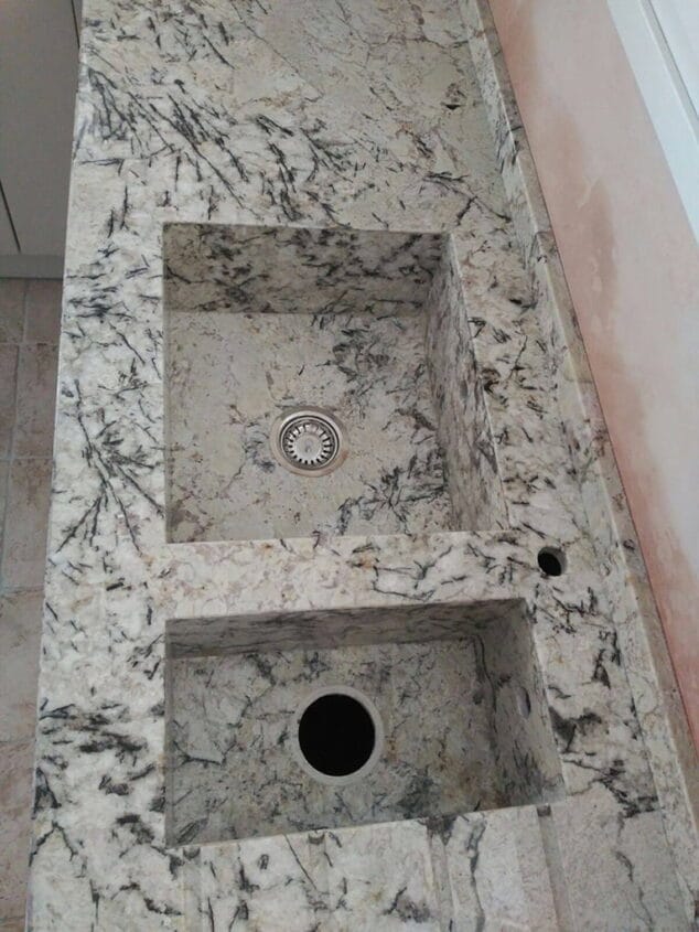 En Marbrestone tienes las mejores encimeras de mármol integradas en tus lavabos 4 encimera en granito sensa ice blue con fregaderos integrados del mismo granito marbrestone