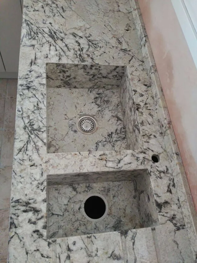 encimera en granito sensa ice blue con fregaderos integrados del mismo granito marbrestone