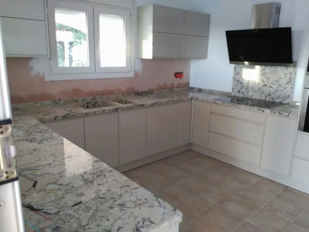 encimera en granito sensa ice blue marbrestone