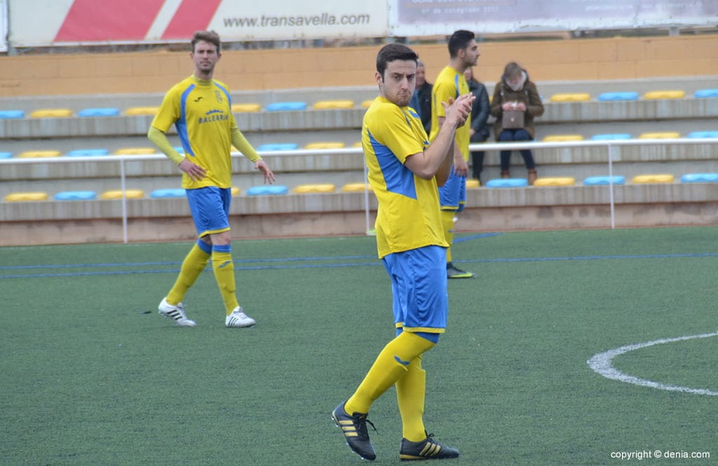 ferran colocando a sus hombres durante un partido