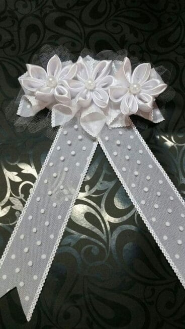 Flores y broche Doré