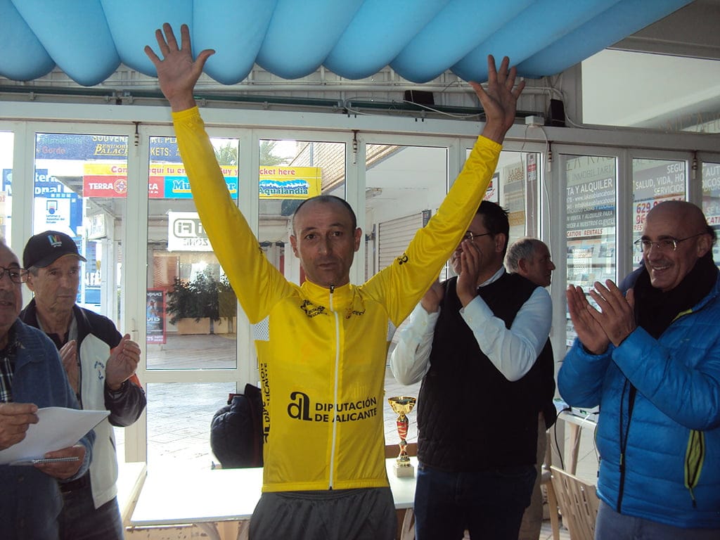 Los ciclistas dianenses se preparan para la etapa reina de la 'Volta Ciclista a la Marina' 2 francesc bosca lider de la volta ciclista a la marina