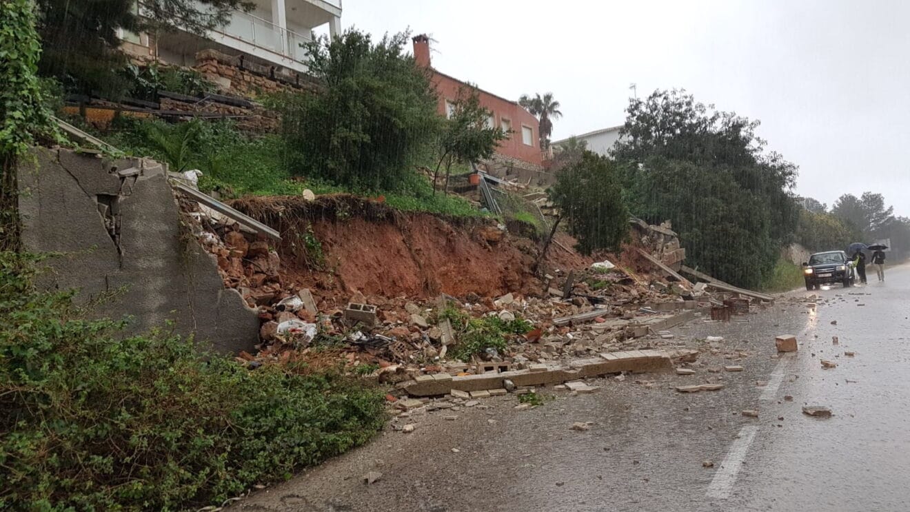 Muro derribado por las lluvias en Dénia