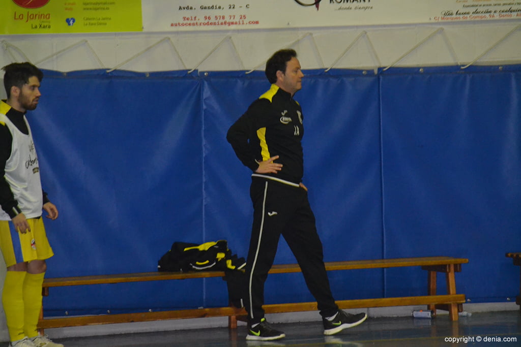 Javi Arnau entrenador del Dénia Futsal durante un partido