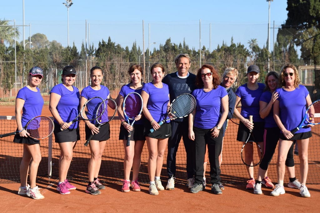 Victorias de los equipos de Veteranas e infantiles del Club Tenis Dénia 1 javier piles con las chicas del equipo veterano
