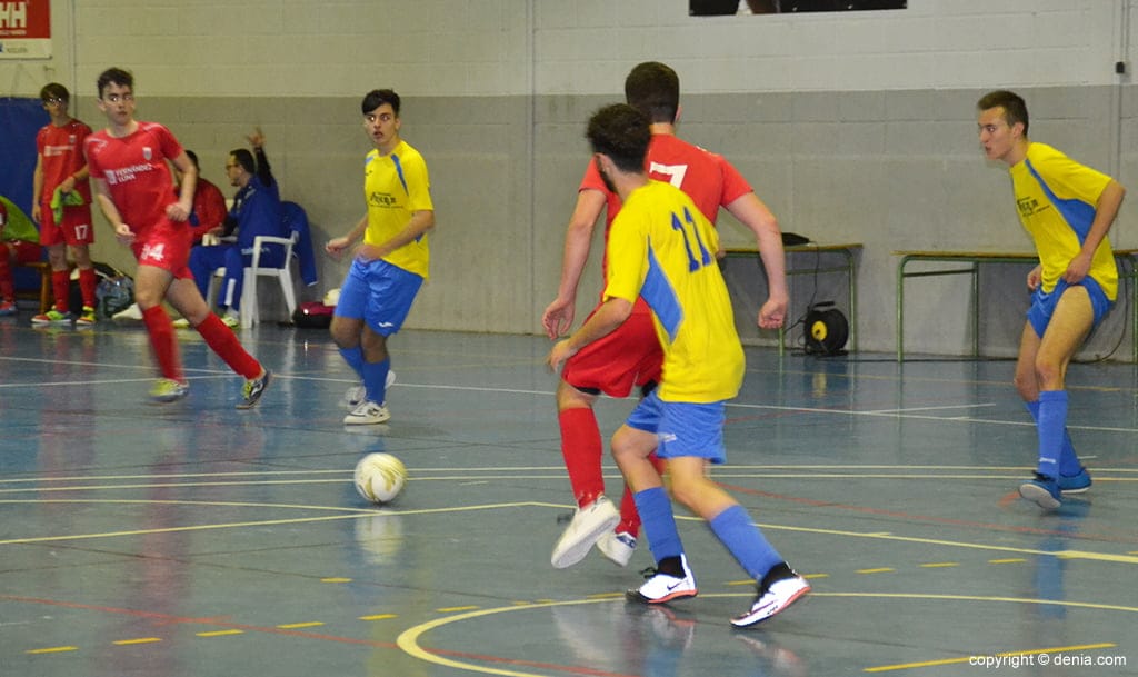 jugador del paidos rodeado de rivales