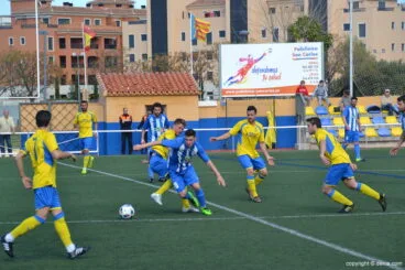 Jugador visitante rodeado por hombres del CD Dénia