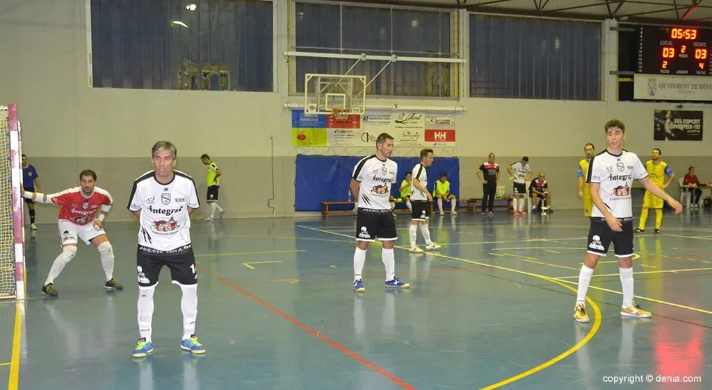 El Dénia Futsal se mide al Navalmoral FS en busca de la tercera plaza 2 jugadores del navalmoral fs defendiendo en denia