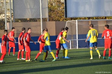 jugadores del pego defendiendo un corner