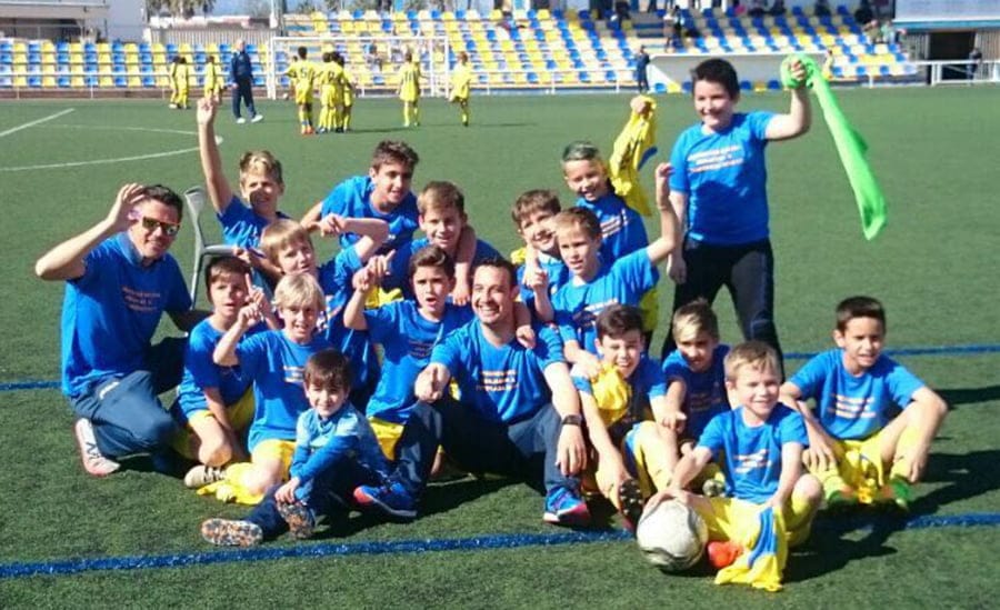 los benjamines celebrando el titulo