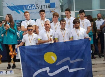los juveniles del club rem marina de denia con su trofeo