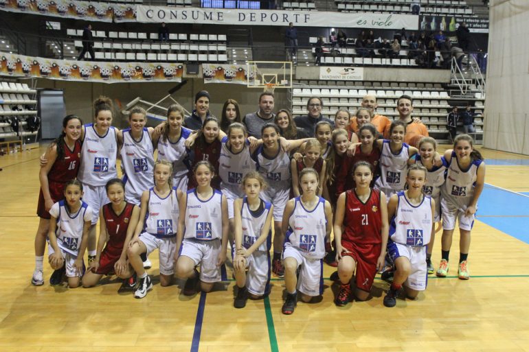 Marta Chico with the Valencian Minibasket Team