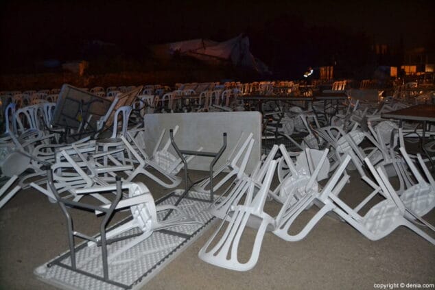 mesas y sillas tumbadas por el viento 1