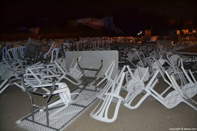 mesas y sillas tumbadas por el viento