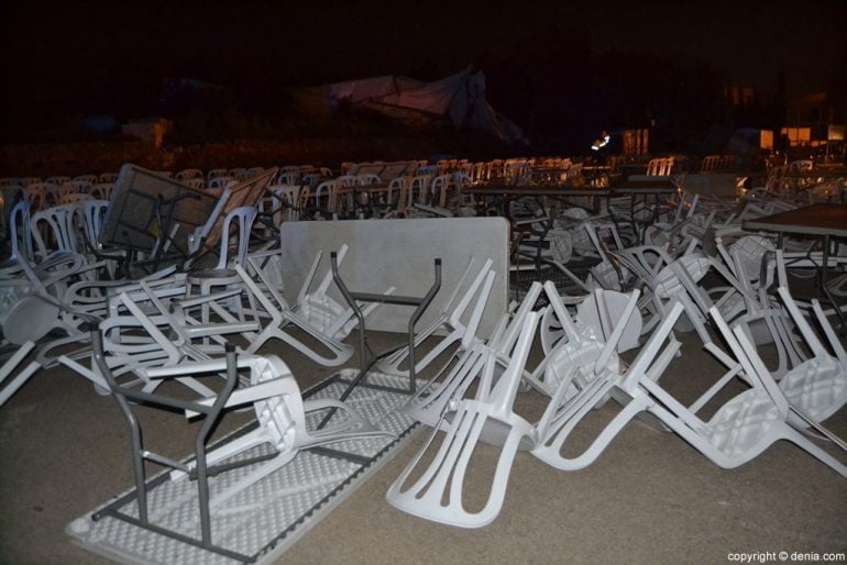 Mesas y sillas tumbadas por el viento