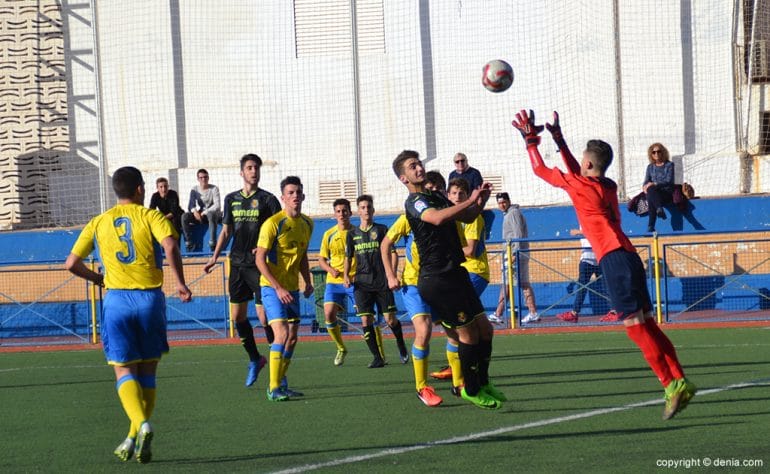 Miguel blocando el balón