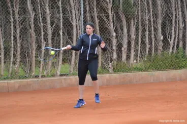 Neus Ramos golpeando la bola de derecha