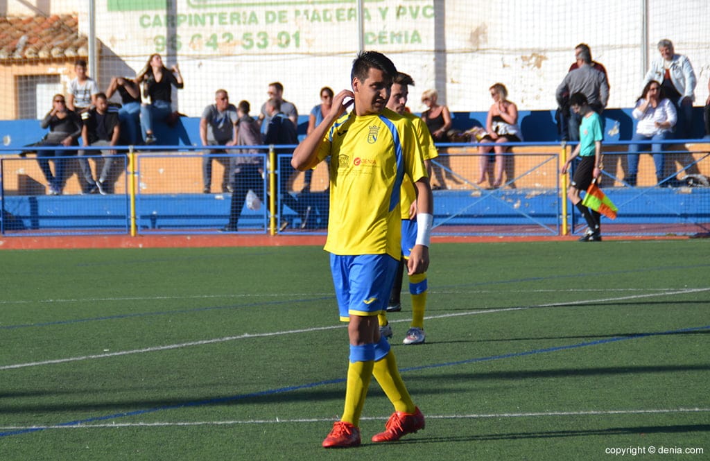 El juvenil del CD Dénia está obligado a ganar en Alzira 2 pato jugador del juvenil del cd denia durante un partido