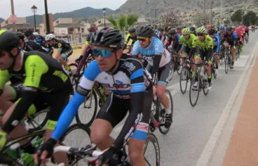 peloton de la volta ciclista a la marina