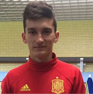 pepelu con la camiseta del equipo nacional