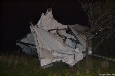 Restos de la carpa entre la maleza