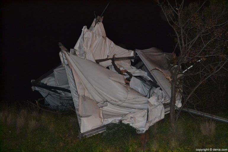Restos de la carpa entre la maleza