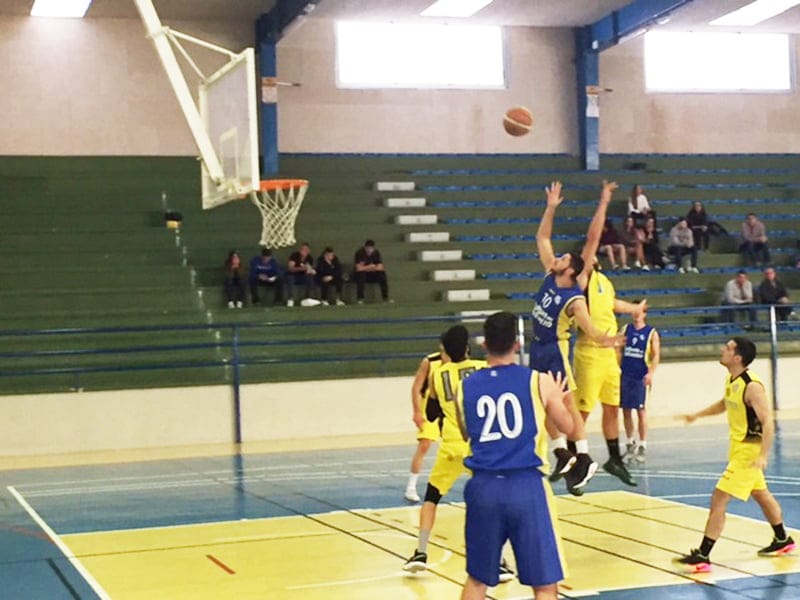 salto entre jugadores del enguera y denia basquet
