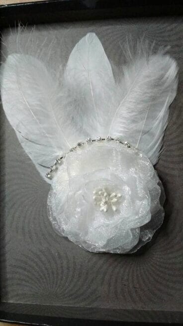 Tocado con plumas blancas Doré