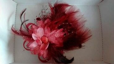 Tocado rojo con flor Doré