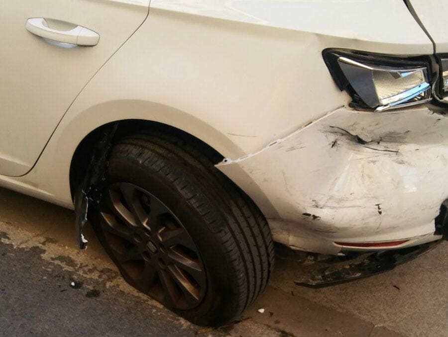 Buscan a un conductor que se dio a la fuga tras colisionar con vehículos aparcados en Patricio Ferrándiz 2 vehiculo golpeado
