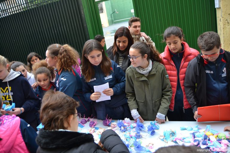 Mercadillo solidario colegio Maristas - venta de jabón artesanal
