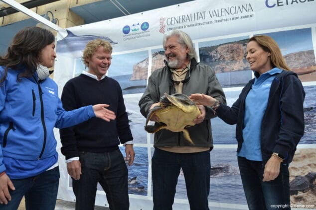 01 x salon nautico denia suelta de tortuga