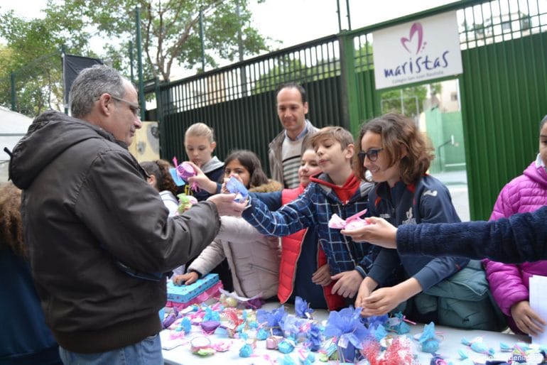 Mercadillo solidario colegio Maristas - venta de jabón solidario