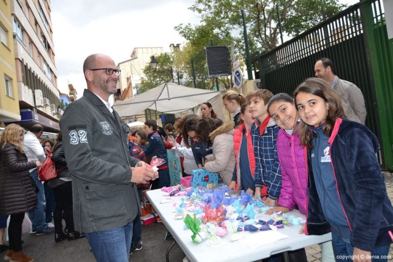Mercadillo solidario colegio Maristas - el director del centro colaborando