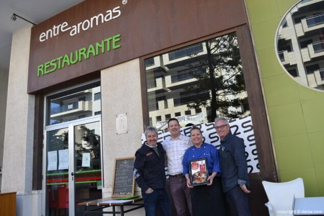 10 entre aromas recoge su premio de la x ruta de la tapa