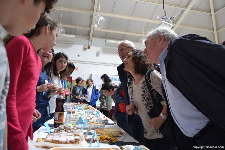 9º Mostra de Cocina Internacional en el María Ibars - Autoridades políticas hablando con los alumnos