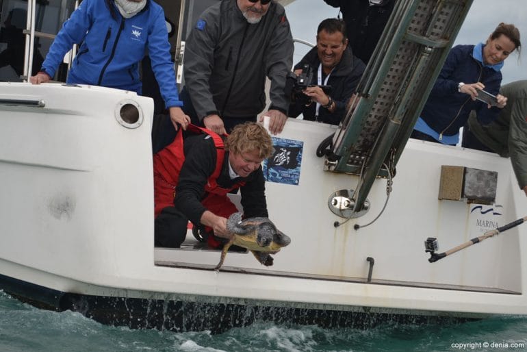X Salón Náutico Dénia - suelta de tortuga
