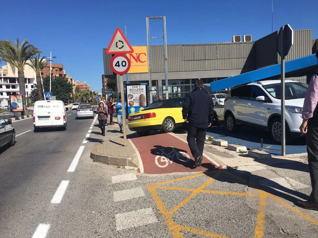 Un coche se sale de la carretera a la entrada de Dénia 3 accidente en la entrada de denia