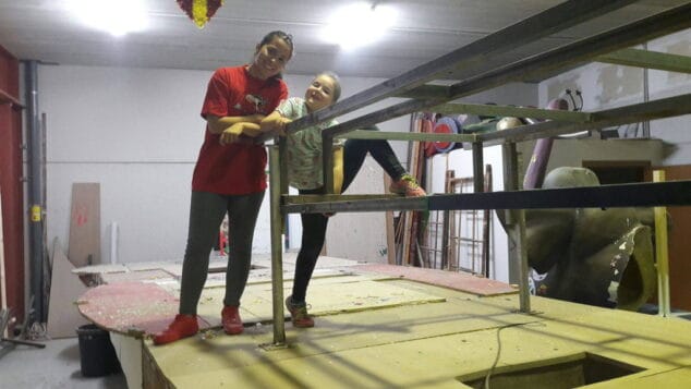 ada y elena en la carroza