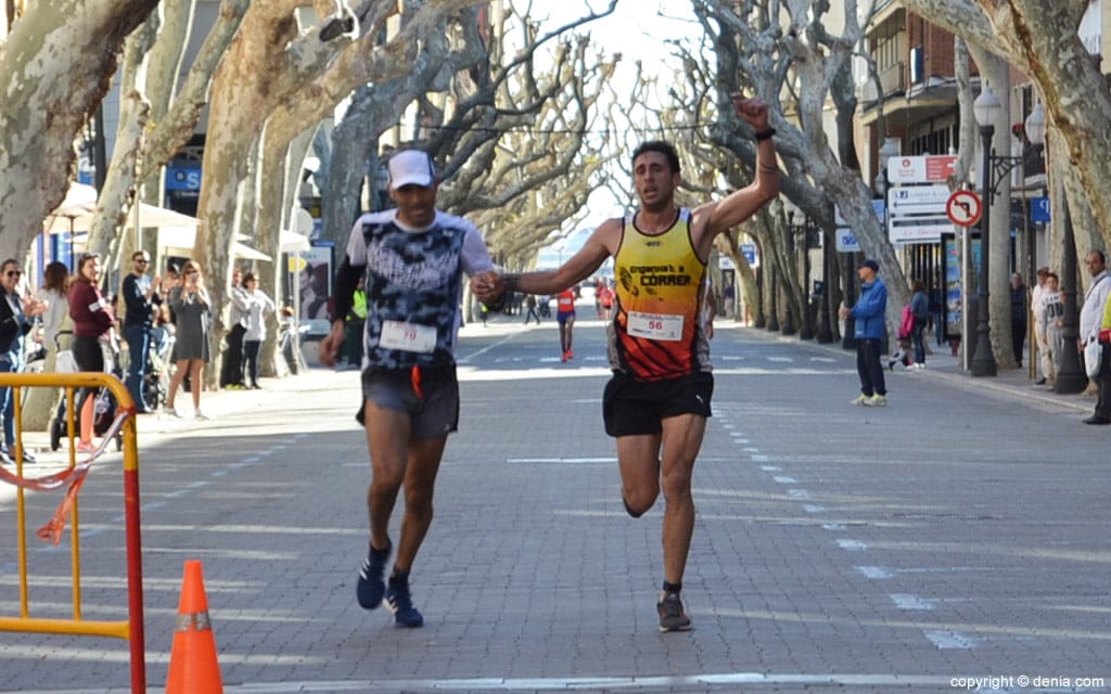 adrian hadri y franc lopez entrando de la mano a meta
