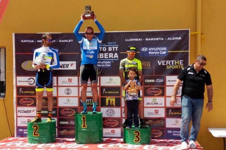Alejandro Seguí en el podio de Llombai