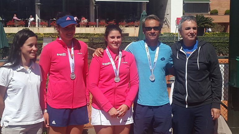 Andrea Redondo and Neus Ramos with the finalists medal