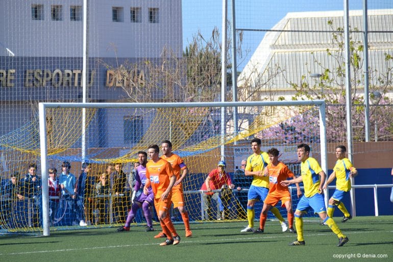 Balón sobre el área del Atzeneta