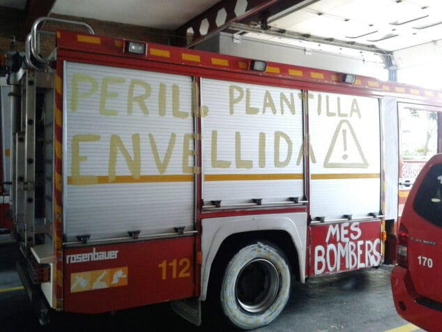 Pintadas para reivindicar mejoras en las condiciones laborales del Parque Comarcal de Bomberos 3 camion de bomberos protesta