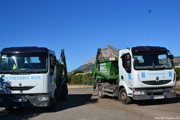 Los mejores contenedores para la construcción, jardinería y vaciado de garajes en Contenedores Mata 1 camiones de contenedores mata