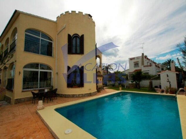 Precioso chalet en venta de dos plantas en Vacation Villas 1 casa y piscina vacation villas