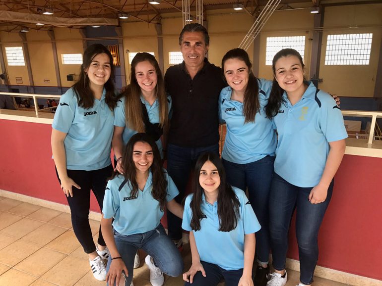 Chicas del junior femenino con Sergio Scariolo